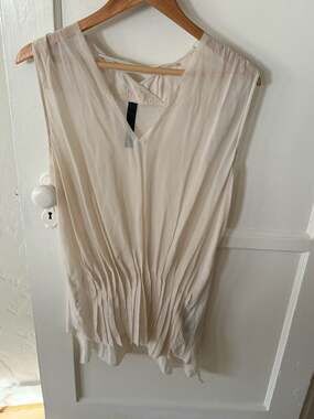 Ilaria Nistri 100% Silk Pleated V-Neck Sleeveless Blouse in Cream